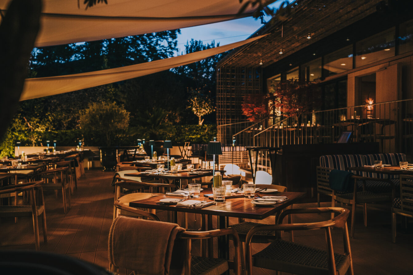 Blick in den Gastgarten des CHalet Moeller