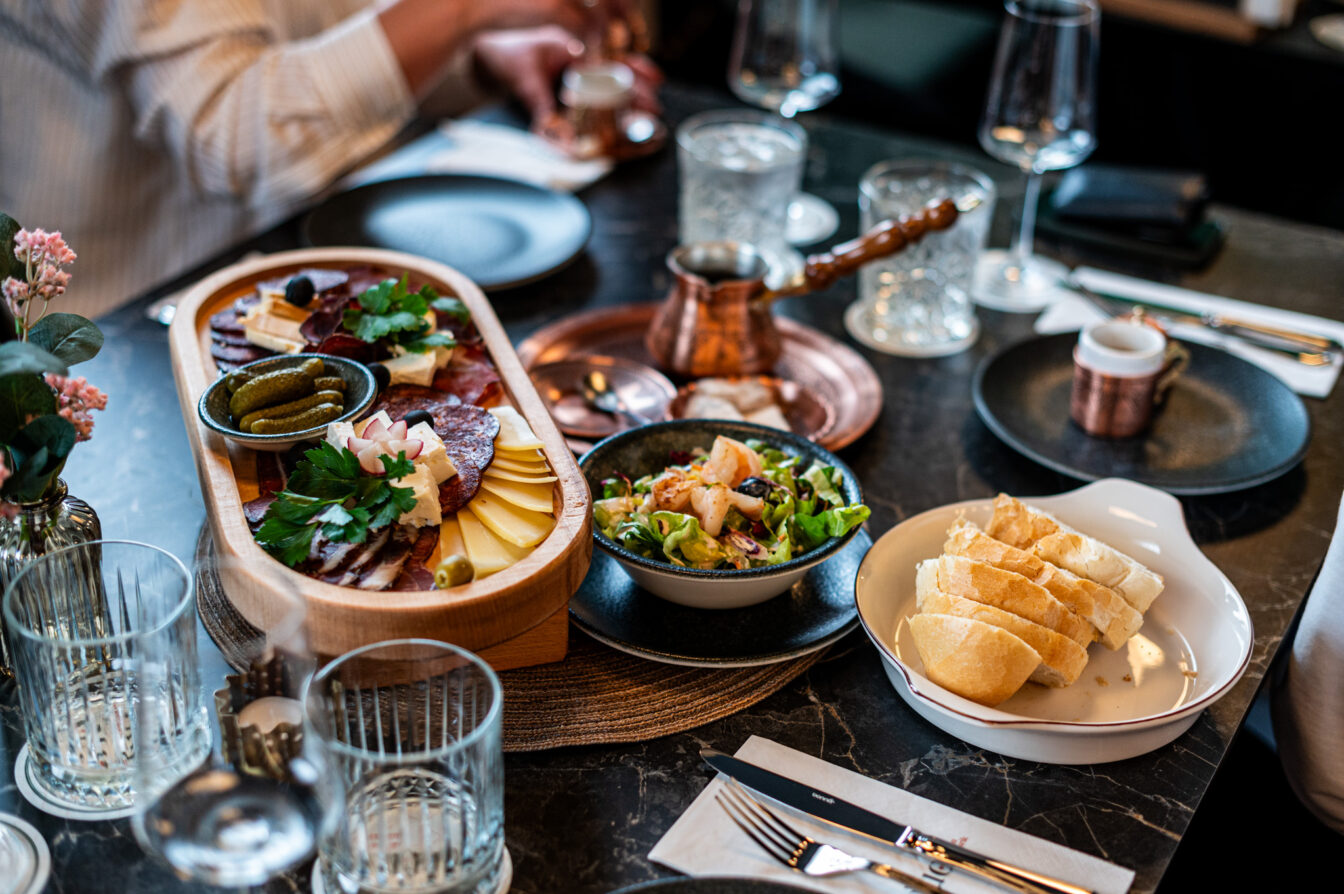 ein gedeckter Tisch mit modernen Balkan-Gerichten im Restaurant Duo in Graz