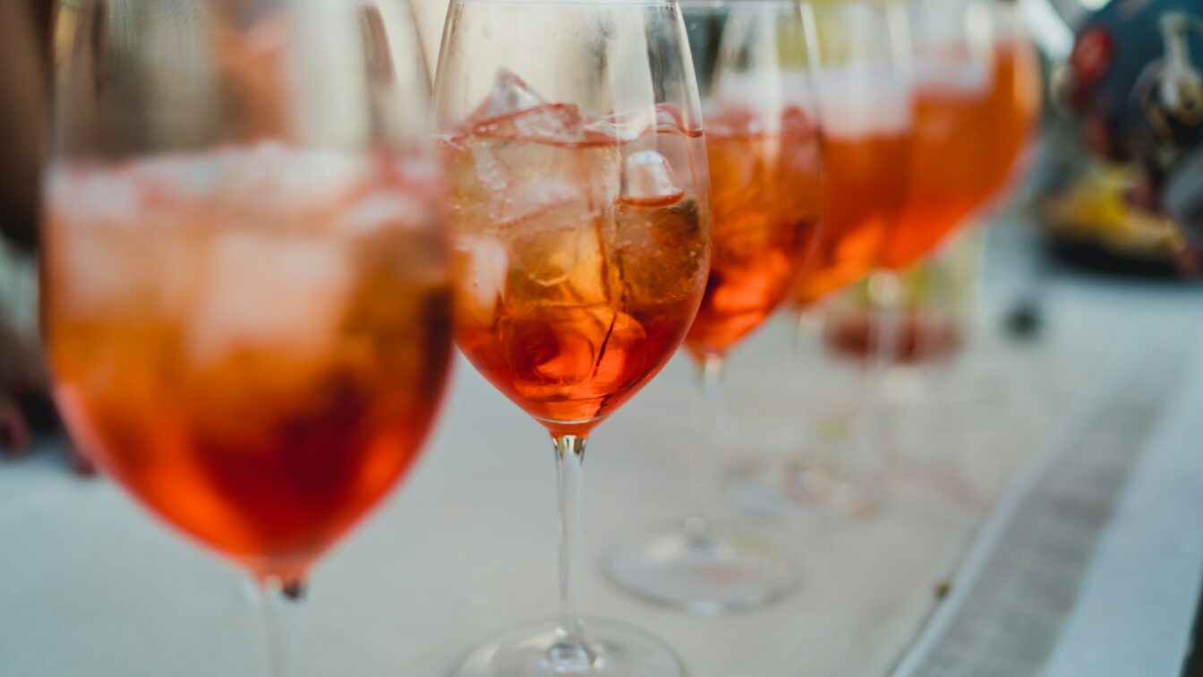Mehrere Aperol Spritz in einer Reihe