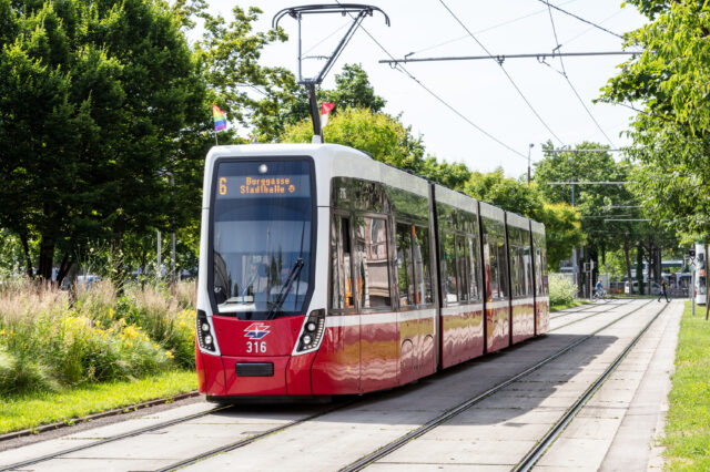 Die Linie 6 mit Regenbogenfahnen am Neubaugürtel