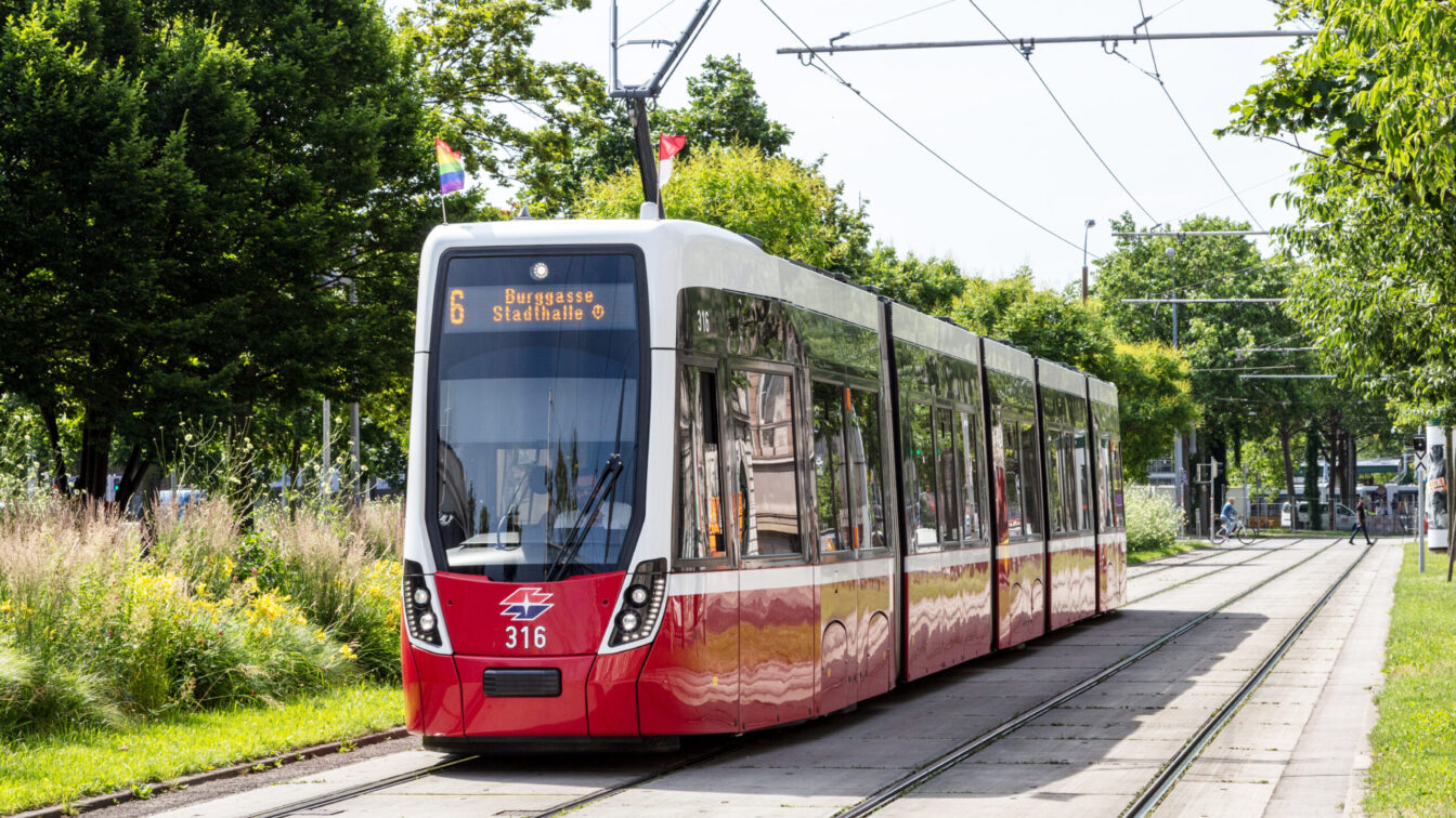 Die Linie 6 mit Regenbogenfahnen am Neubaugürtel
