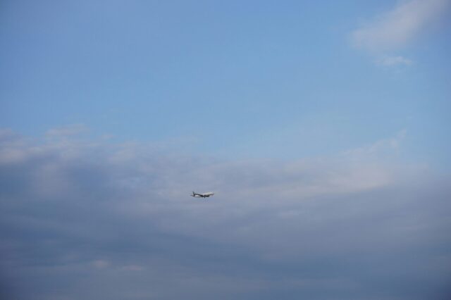 Flugzeug einer Billigfluglinie beim Landeanflug vor bewölktem Himmel – Symbolbild für günstiges Fliegen und versteckte Zusatzkosten bei Low-Cost-Airlines.