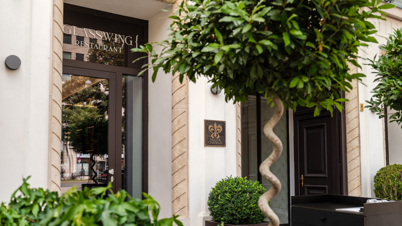 (c) The Amauris Vienna