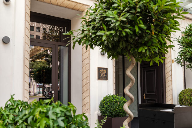 (c) The Amauris Vienna