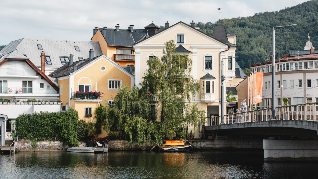Altstadt von Gmunden am Traunsee mit charmanten Häusern am Wasser – ein echter Geheimtipp unter den Sehenswürdigkeiten und Ausflugszielen in Oberösterreich.