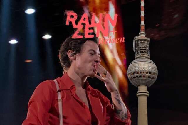 Ein Bild vom Harry Styles während eines Konzerts, der eine Kusshand in Richtung Fernsehturm von Berlin wirft.