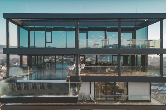 Hotel Freigold mit Schaukeln und Infinity Pool