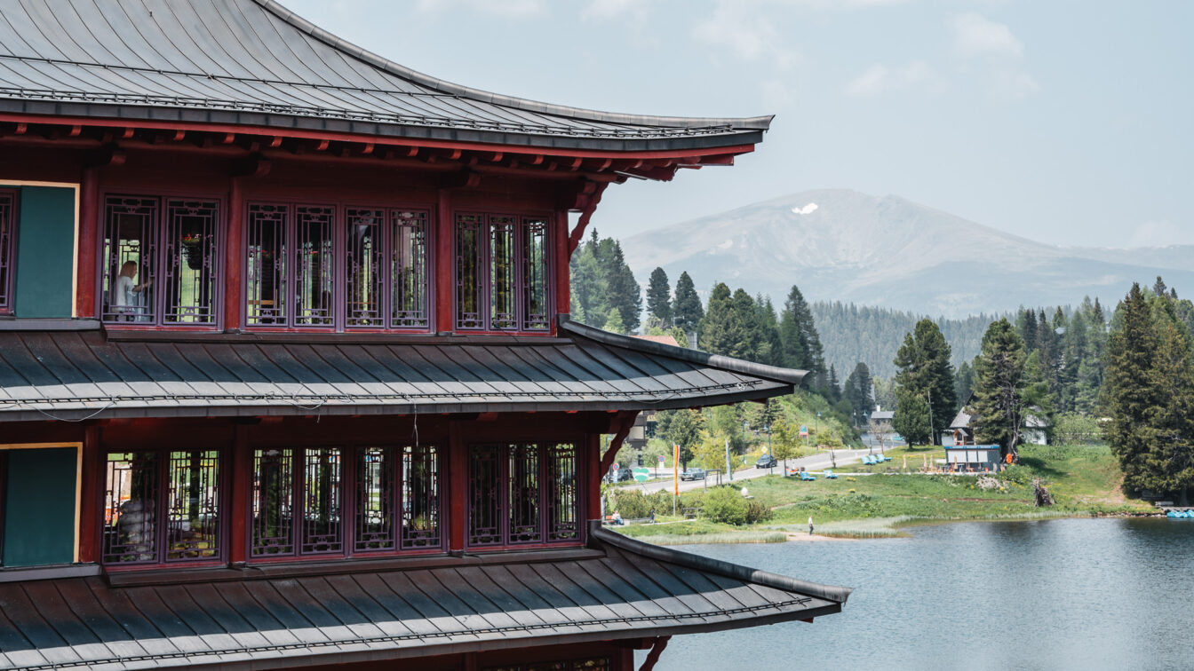 Der China Turm im Hotel Hochschober auf der Turracher Höhe mit Blick auf die Berge.