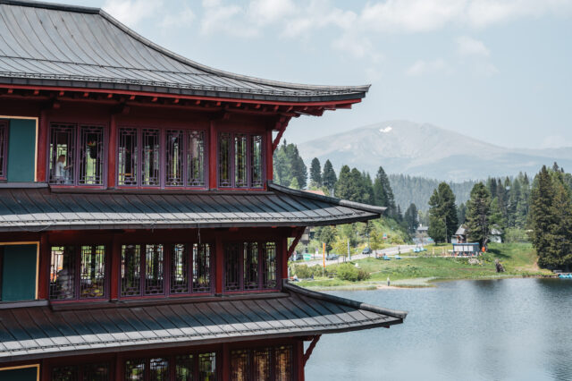 Der China Turm im Hotel Hochschober auf der Turracher Höhe mit Blick auf die Berge.
