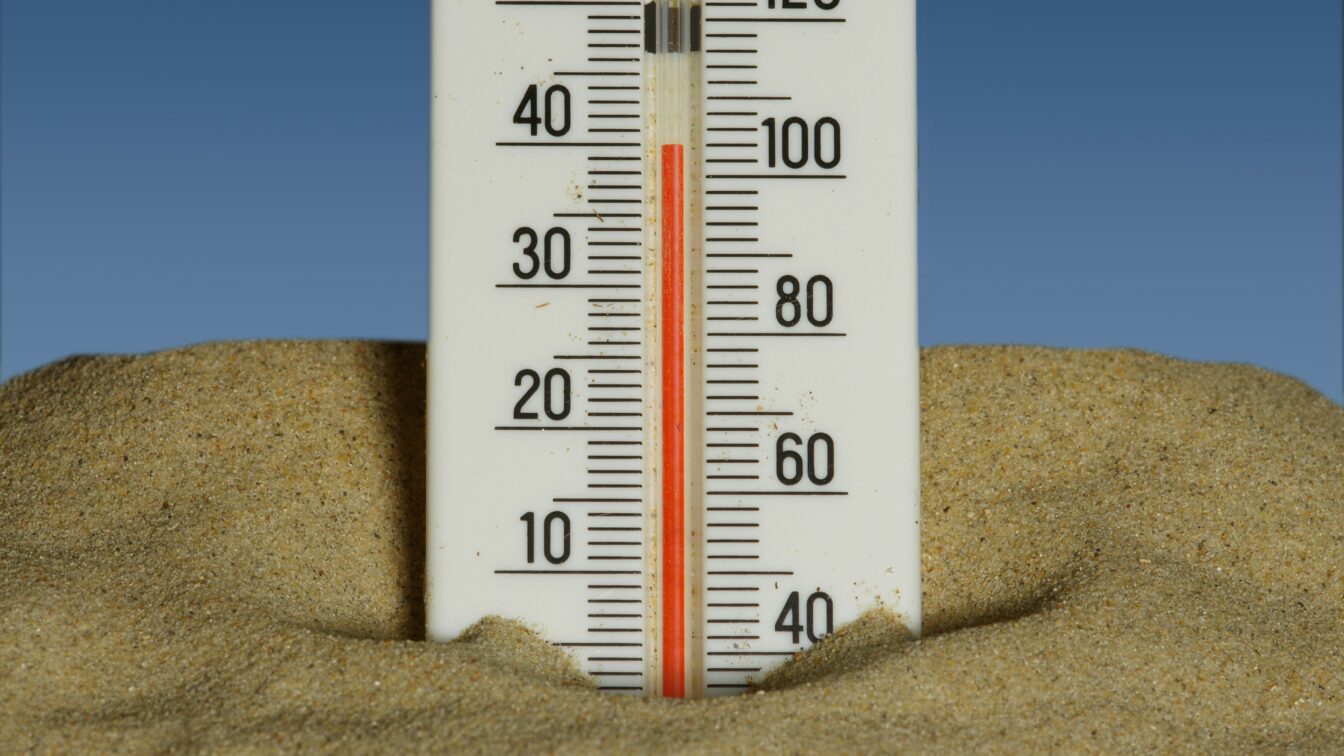 Ein Thermometer im Sand