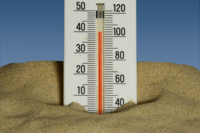 Ein Thermometer im Sand