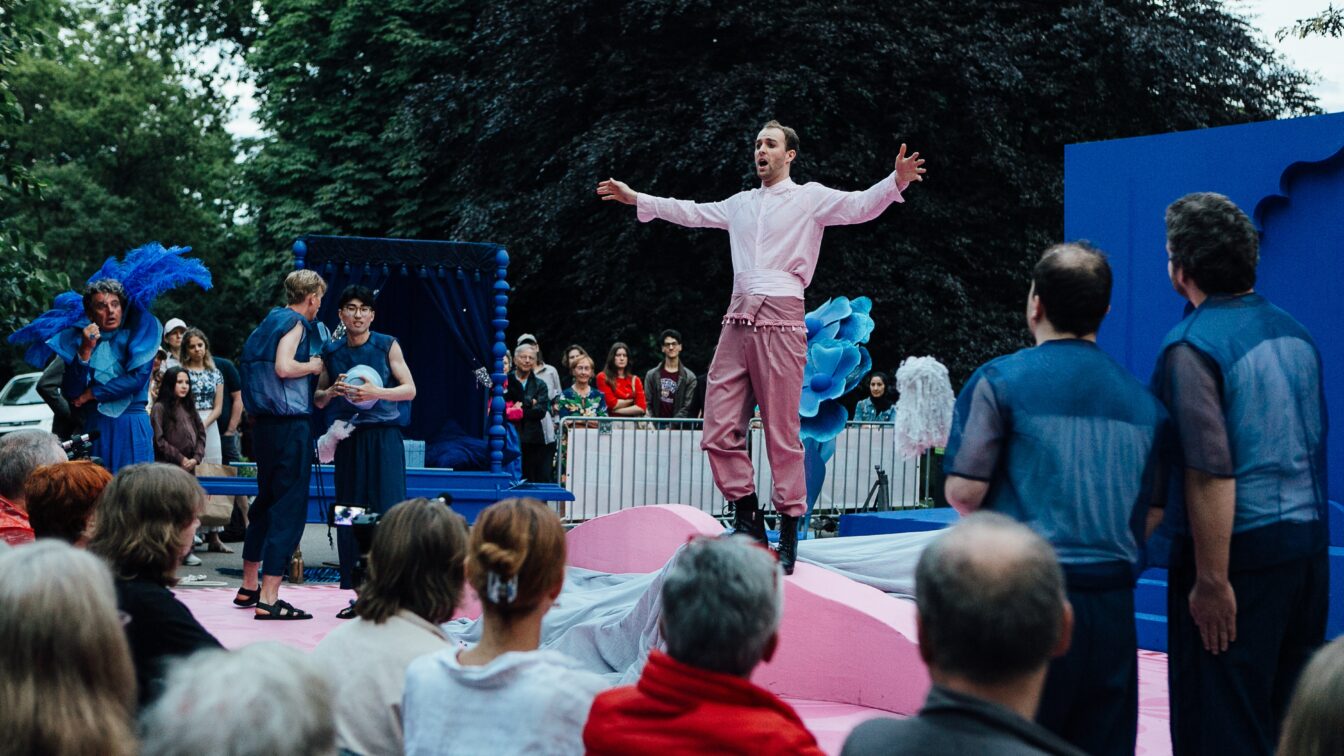Eine Szene aus der Open-Air-Operette "Indigo und die 23 Räuber*innen".