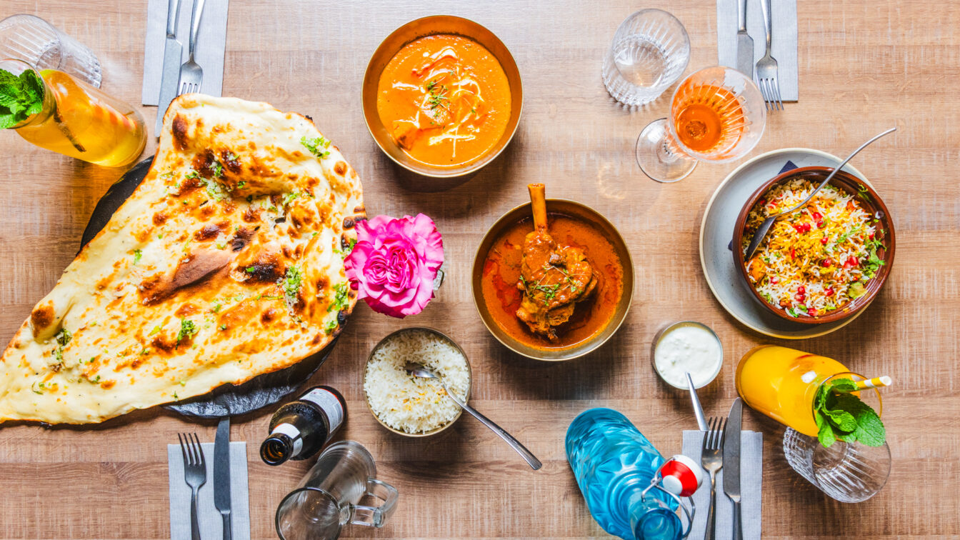 Tisch gedeckt mit indischer Fusionsküche im Restaurant In-Dish in Wien