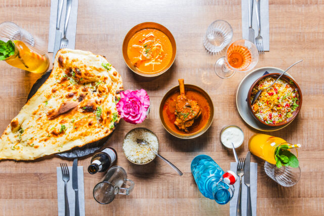 Tisch gedeckt mit indischer Fusionsküche im Restaurant In-Dish in Wien