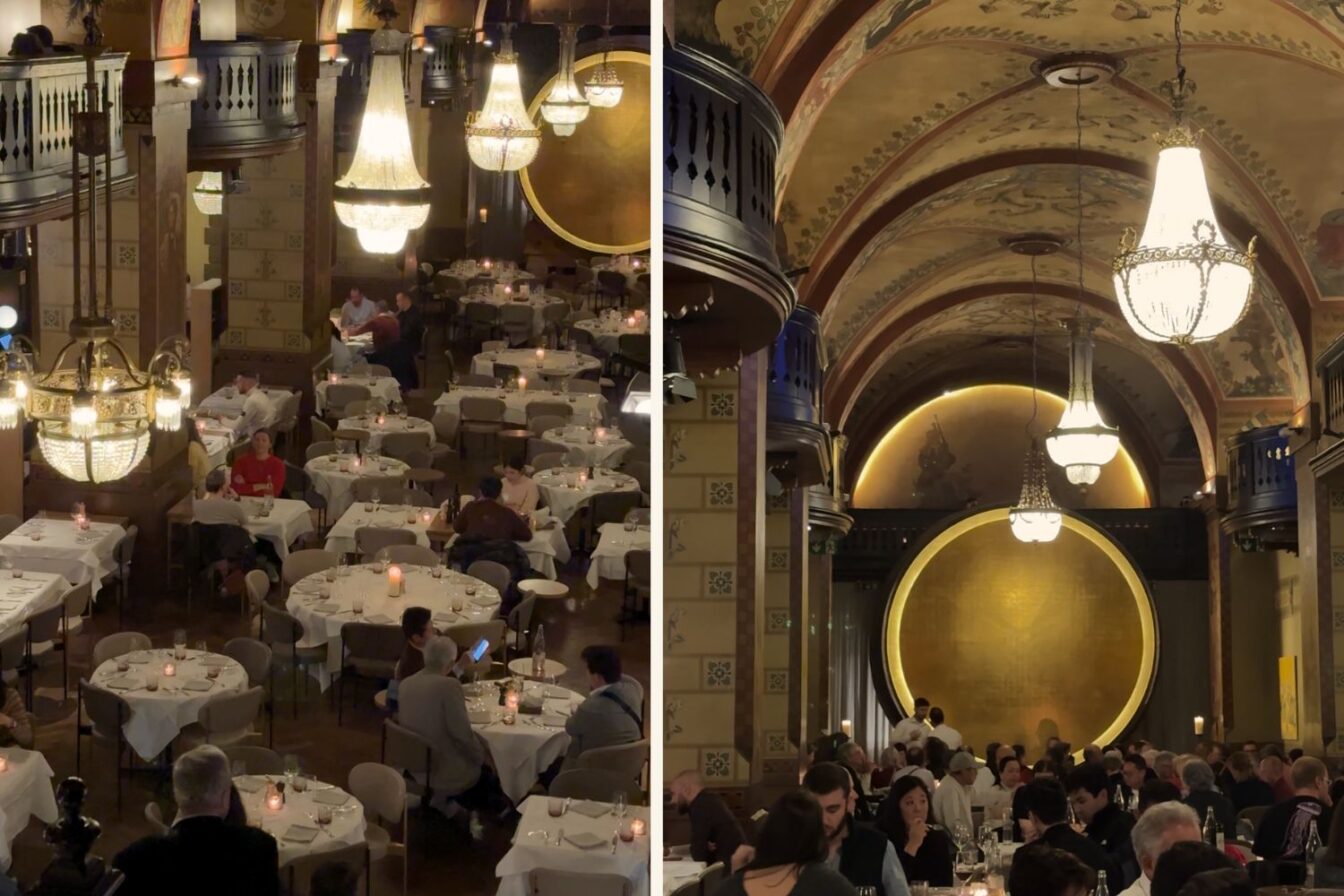 Stimmungsvolle Abendaufnahme aus dem Kornhauskeller in Bern – prunkvoller Speisesaal mit hohen Gewölbedecken, kunstvollen Wandmalereien und großen Kronleuchtern. Die weiß eingedeckten Tische und das gedämpfte Licht schaffen ein elegantes Ambiente für Fine Dining in historischem Rahmen. Der Kornhauskeller gilt als eines der schönsten Restaurants der Schweiz und vereint Berner Geschichte mit gehobener Gastronomie in einzigartiger Atmosphäre.