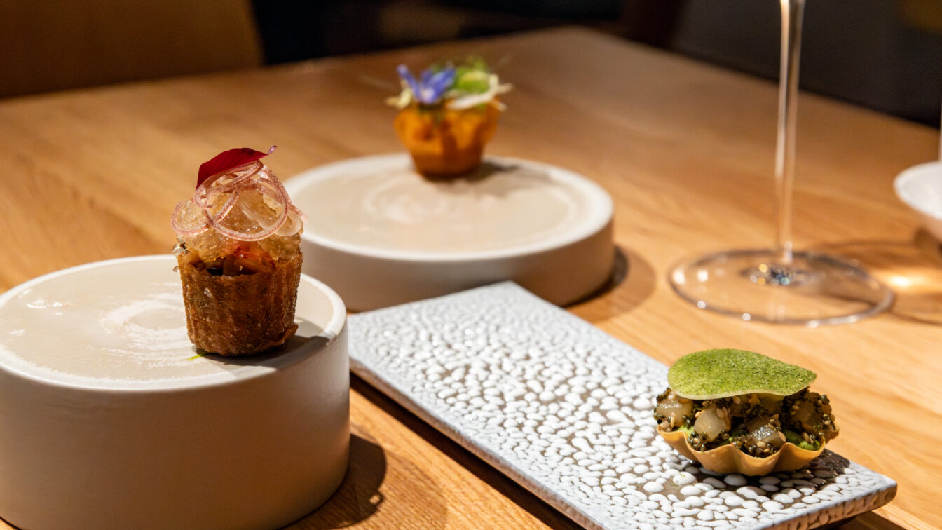 Fein angerichtete kleine Gourmetgerichte auf modernen Keramiktellern in elegantem Restaurantambiente in in Prenzlauer Berg in Berlin.