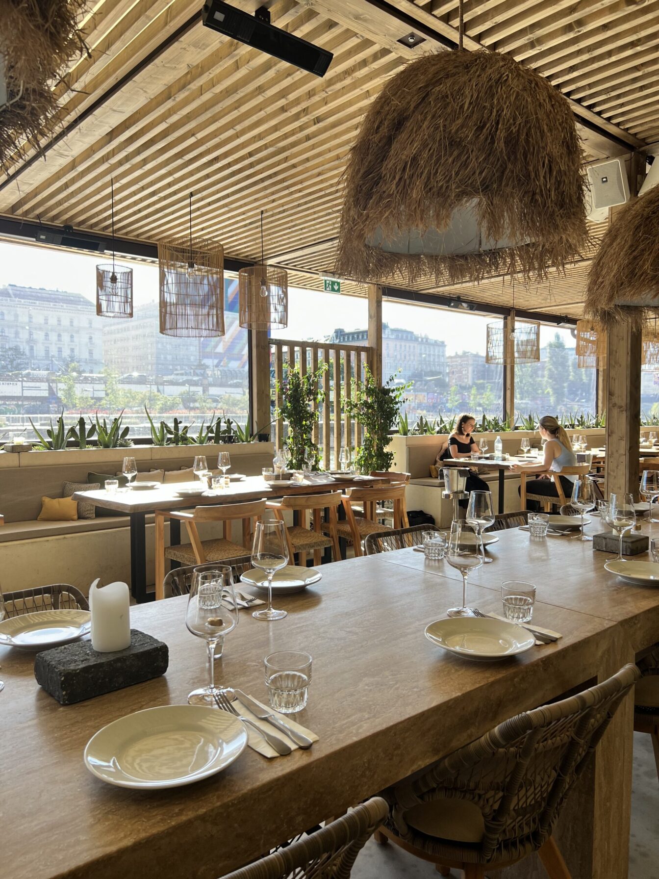 Innenansicht des Restaurants Neni am Wasser in Wien mit Blick in Richtung Donaukanal