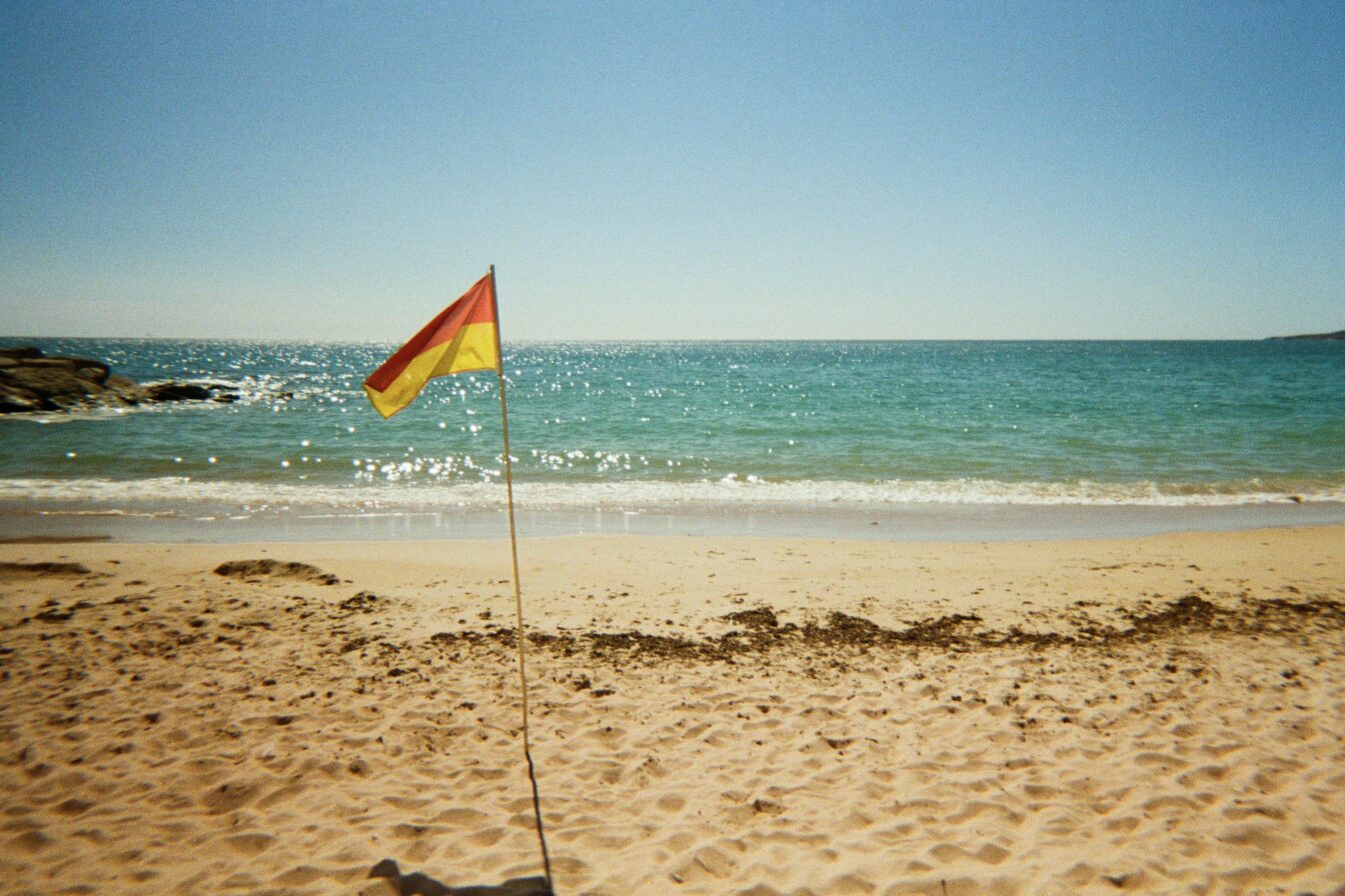 Strand mit Flagge