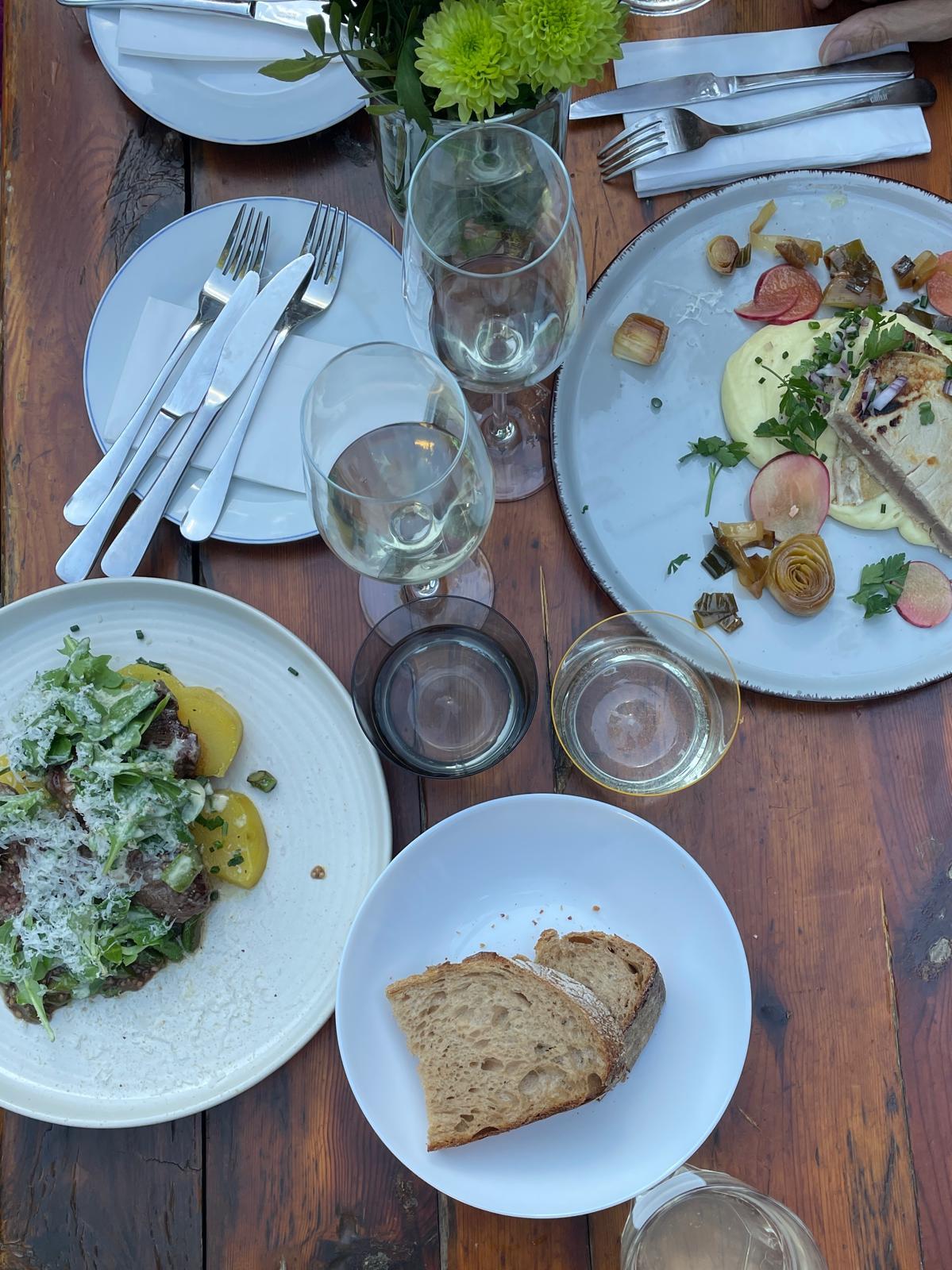 gedeckter Tisch mit Speisen beim Nido Bistro Pop-up im 19. Bezirk in Wien