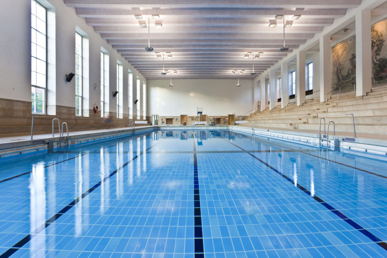 Ein lang erstrecktes Schwimmbecken in besonders anmutender Architektur.