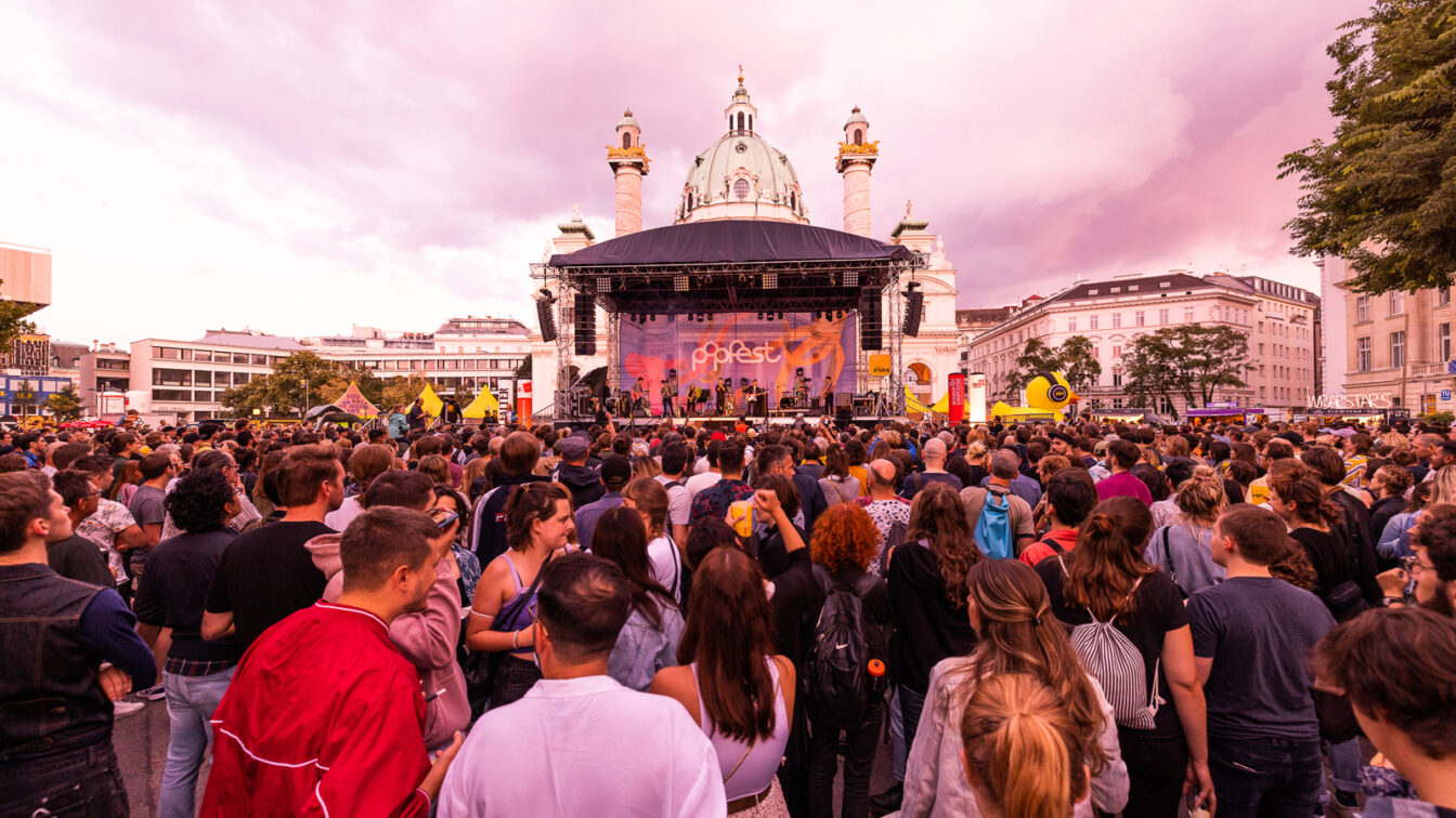 Menschen versammeln sich vor der Bühne des kostenlosen Festivals Popfest beim Karlsplatz in Wien