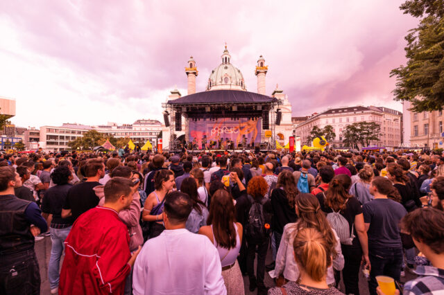 Menschen versammeln sich vor der Bühne des kostenlosen Festivals Popfest beim Karlsplatz in Wien