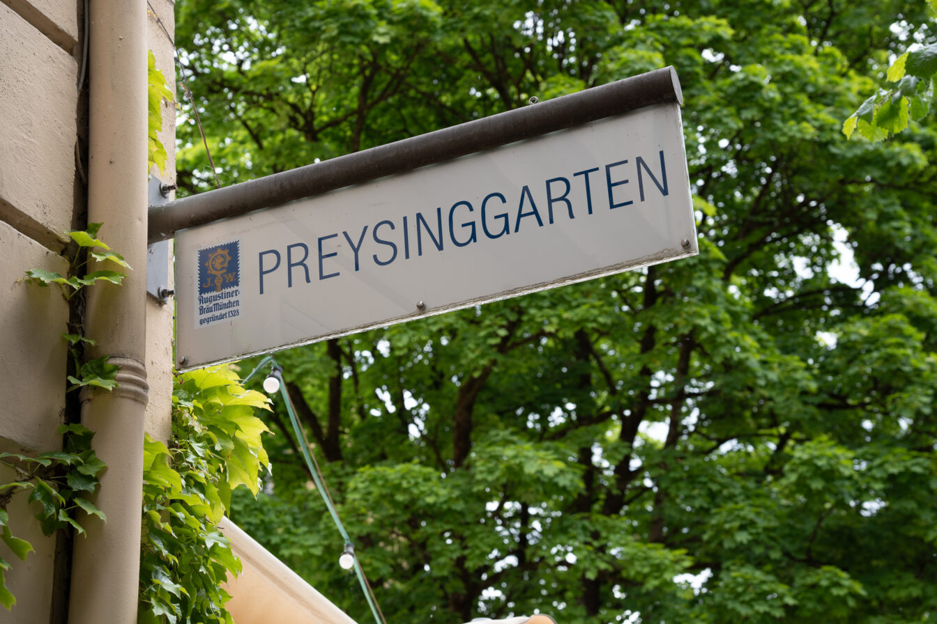 Ein Schild, das den Preysinggarten in München kennzeichnet.