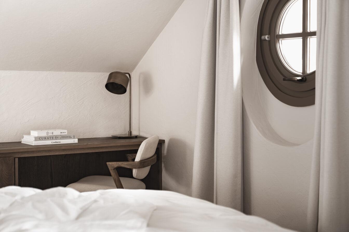 Suite mit Bett, Schreibtisch und Fenster im Hotel stieg'nhaus