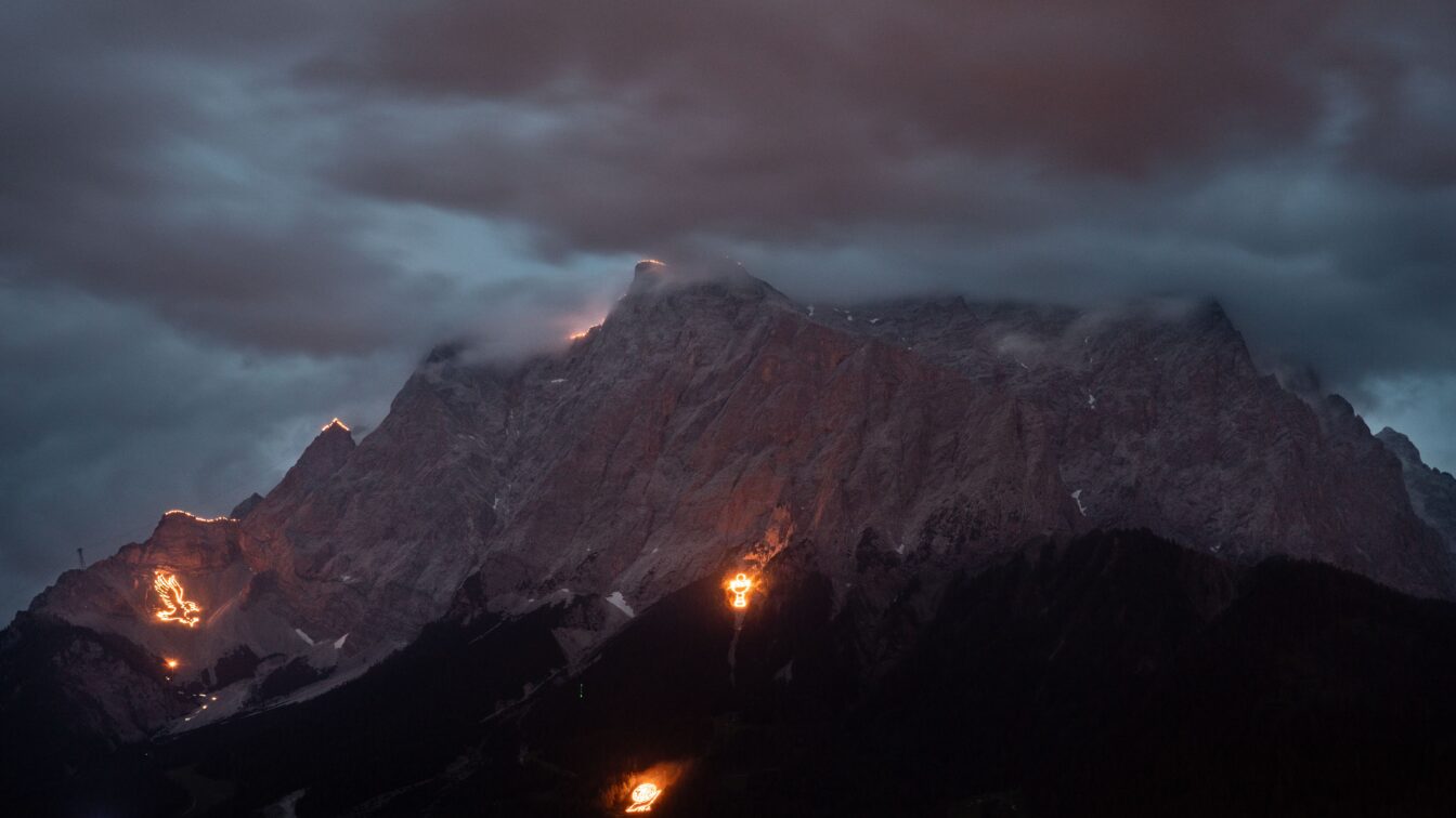 Spektakuläres Sonnwendfeuer in der Tiroler Zugspitz Arena – leuchtende Bergfeuer und mystische Stimmung rund um die Zugspitze bei Nacht, traditionsreiches Schauspiel in den Alpen.