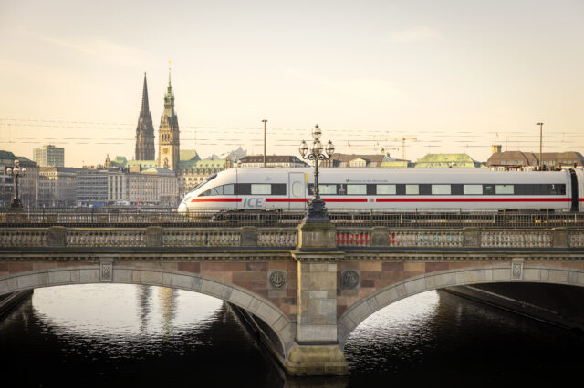 Zug fährt über Brücke in Hamburg