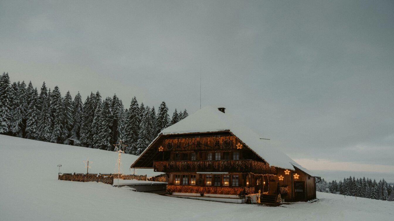 Hütte mit Schnee in den Bergen