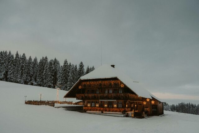 Hütte mit Schnee in den Bergen
