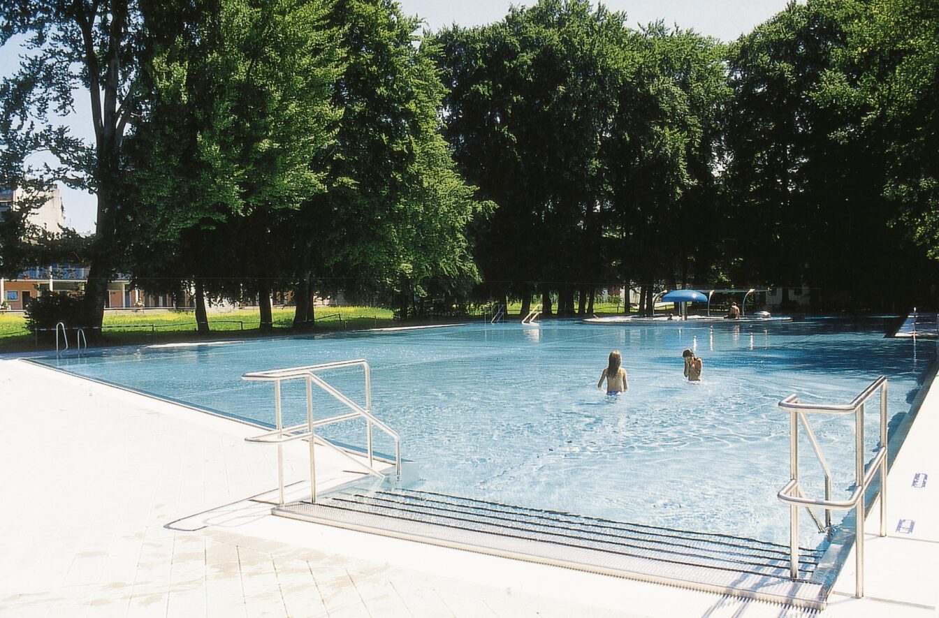 Freibad in München mit schönem Außenpool.