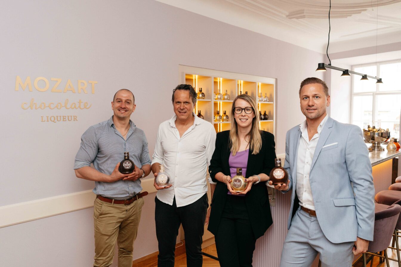 V.l.n.r.: Attila Szelhoffer, Oliver Berghaus, Carina Planeta und Florian Czink  
(c) Mozart Chocolate Liqueur / Ralph Darabos