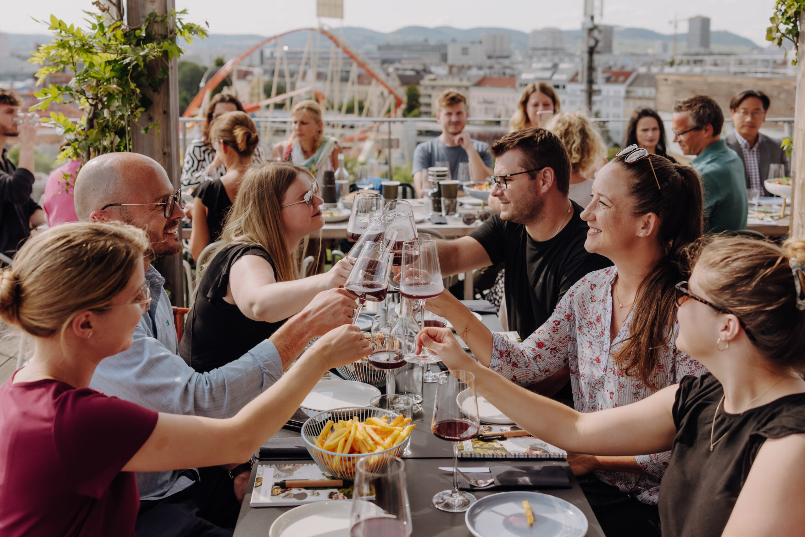 Menschen stoßen auf Terrasse mit Wein an (c) ÖWM | VanDeHart