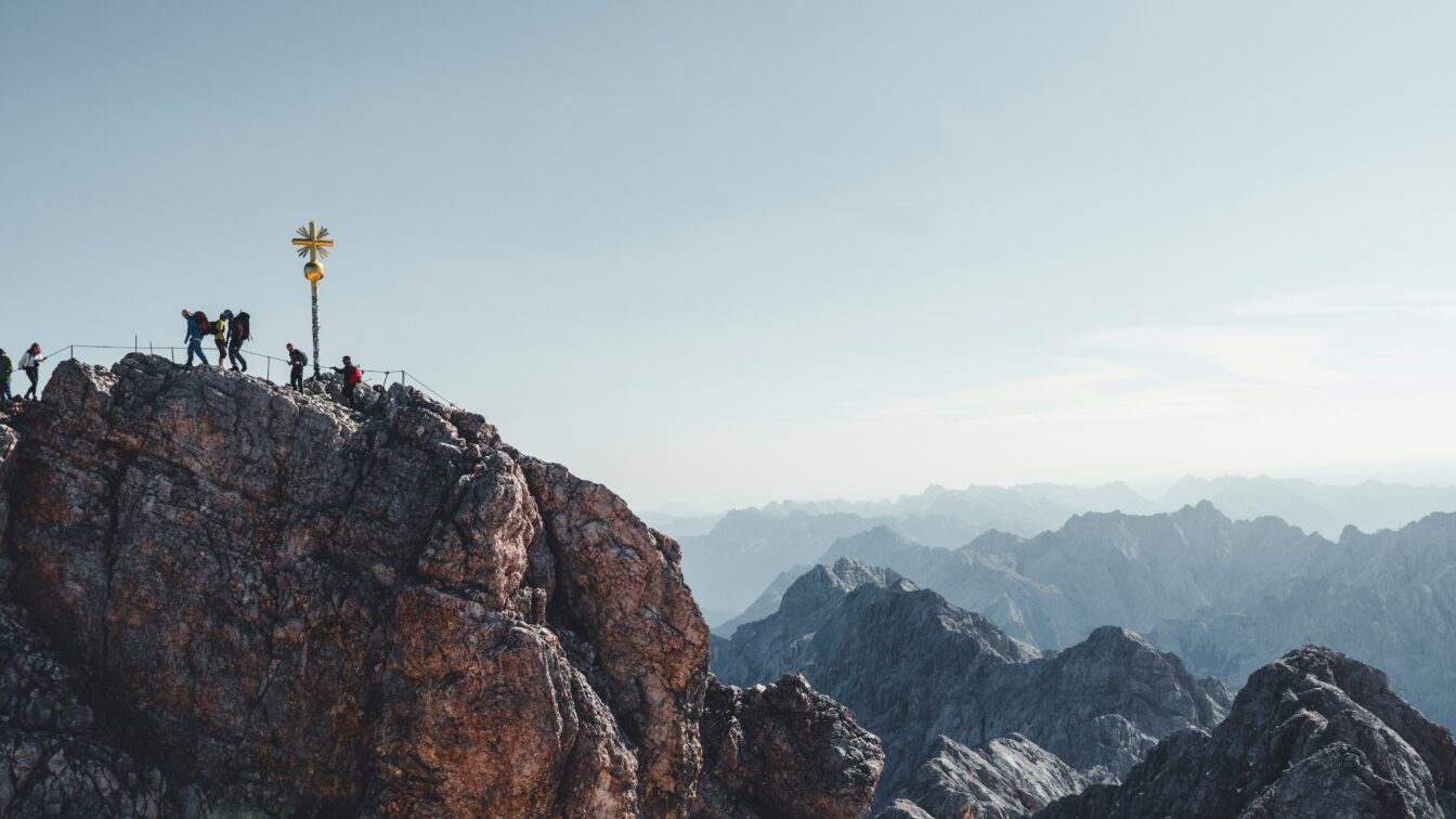 Blick auf das goldene Gipfelkreuz auf der Zugspitze
