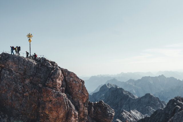 Blick auf das goldene Gipfelkreuz auf der Zugspitze