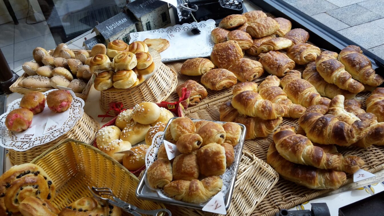 diverse französische Backwaren in einer Auslage