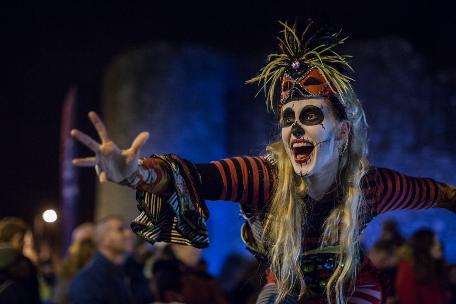 Eine maskierte Frau beim Puca Halloween Festival im County Meath in Irland.