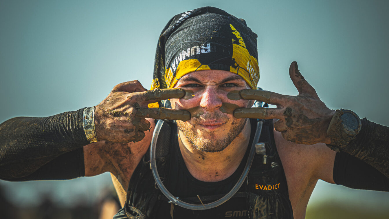 ein von Anstrengungen gezeichneter Wettkämpfer beim Hindernislauf Runmageddon X