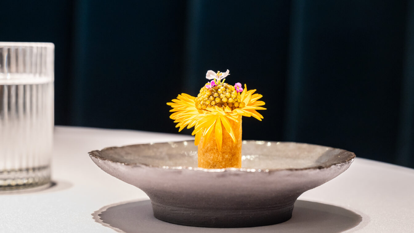 Ein Gericht aus dem 23-Gänge-Menü im neuen Restaurant von Haubenkoch Bernhard Zimmerl in Niederösterreich