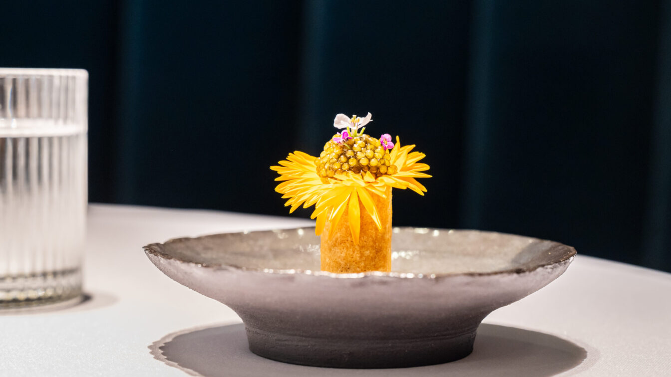 Ein Gericht aus dem 23-Gänge-Menü im neuen Restaurant von Haubenkoch Bernhard Zimmerl in Niederösterreich