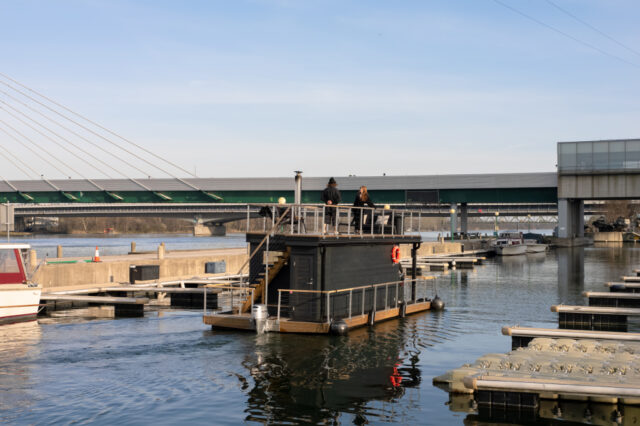 eine schwimmende Sauna in Schwarz auf der Donau