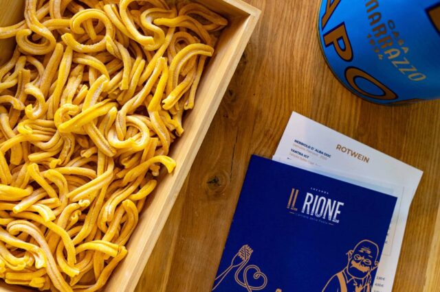Pasta neben der Speisekarte vom Restaurant Il Rione in Wien