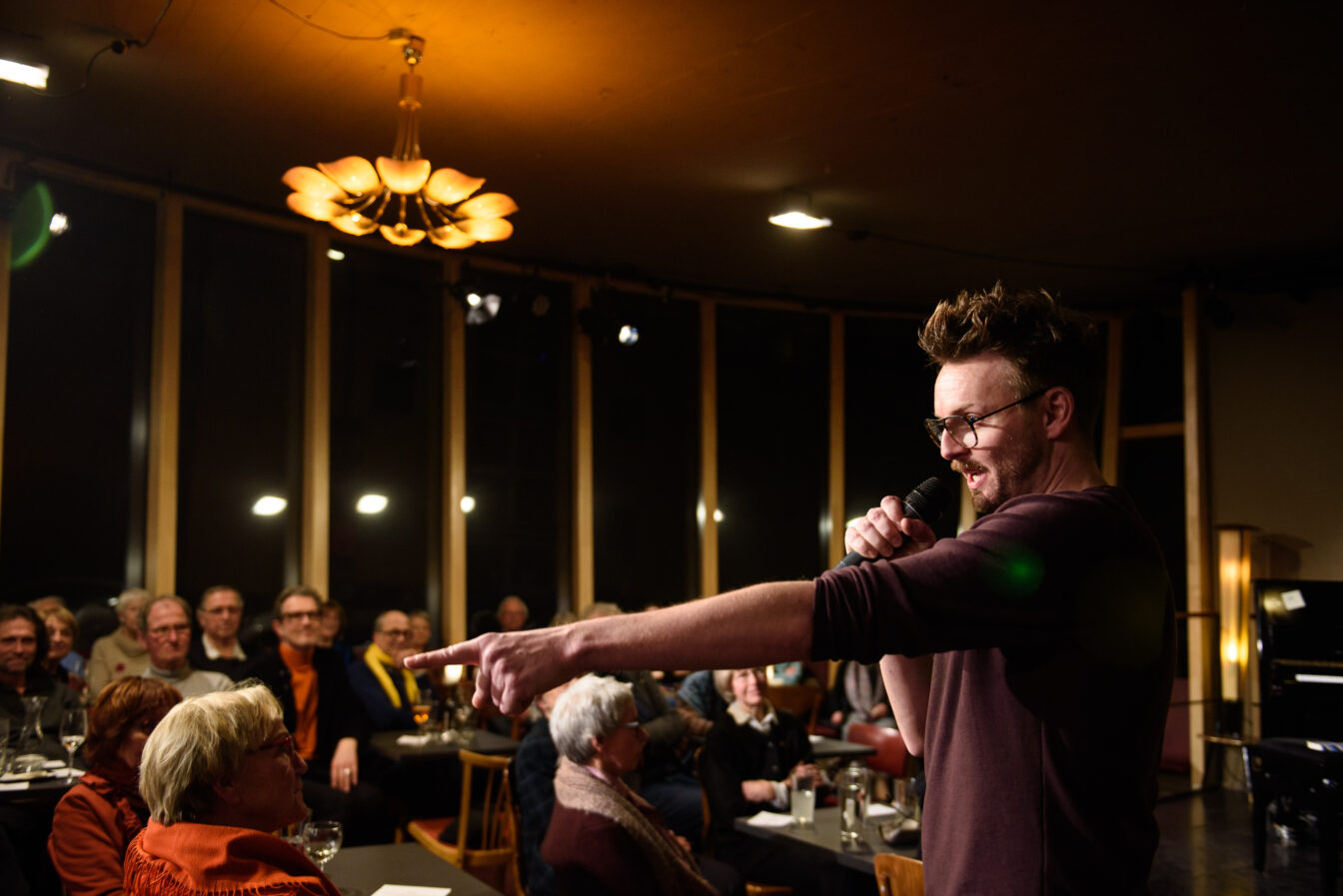 Eine Person, die mit dem Finger ins Publikum zeigt