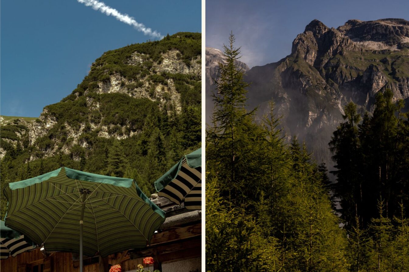 Zweigeteiltes Bild: Links grüne und gestreifte Sonnenschirme vor einer Almhütte, dahinter grüne Berghänge und blauer Himmel, rechts dichter Nadelwald mit Blick auf schroffe, felsige Berggipfel in den Alpen, leicht im Morgenlicht beleuchtet.