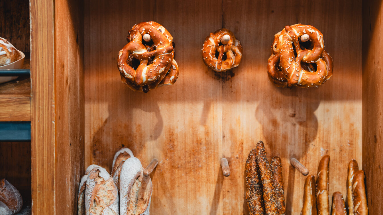 Brezen und diverse Baguettes in einer hülzernen Auslage