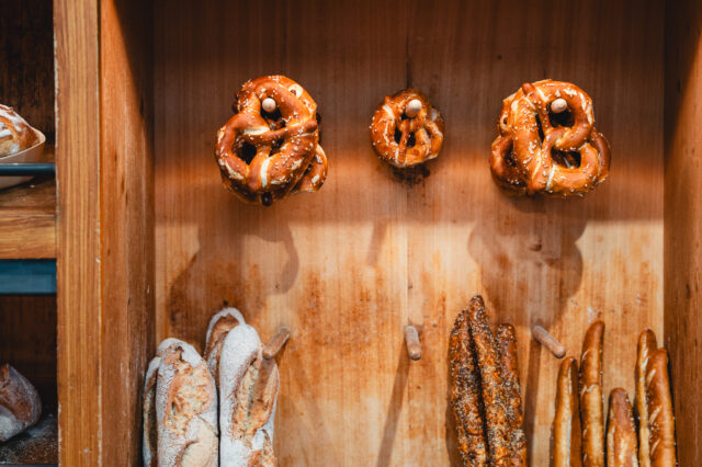 Brezen und diverse Baguettes in einer hülzernen Auslage