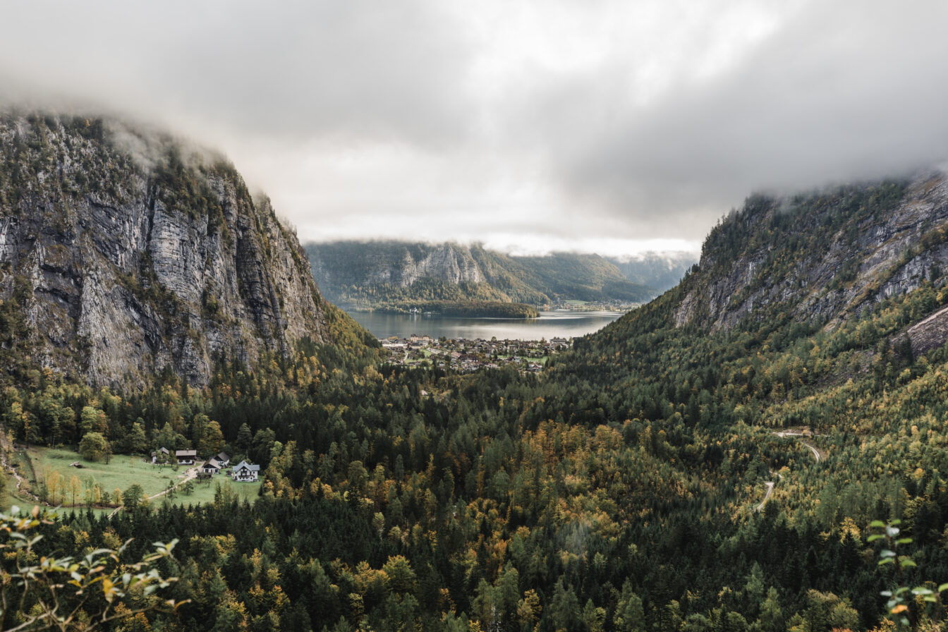 Ausblick vom Echerntal auf Hallstatt bei einer Wanderung durchs Salzkammergut