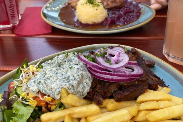 Bunte Teller mit veganem Gyros, Pommes und Tzaziki.